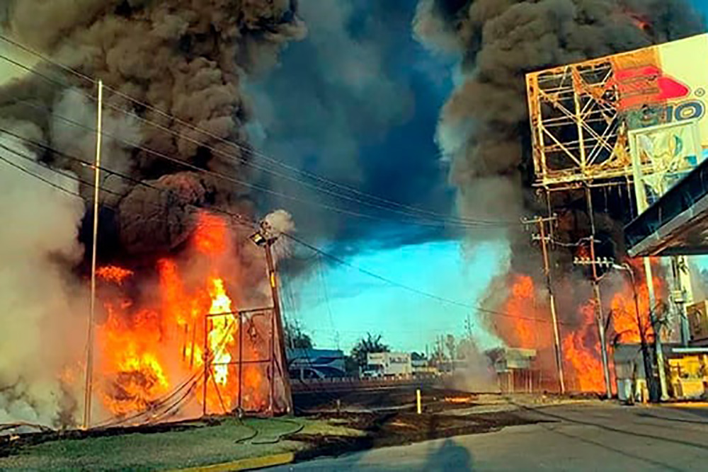 Explota ducto de combustible en carretera León Silao dos camiones