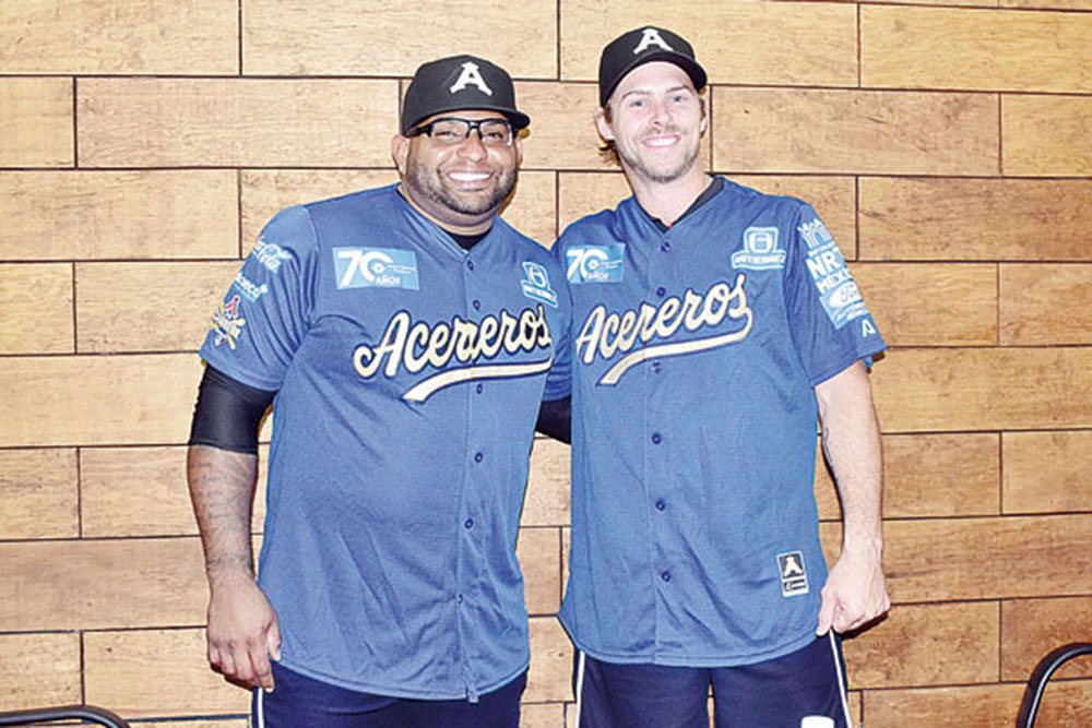 Pablo Sandoval y Josh Reddick se enfundaron ayer por primera vez con la casaca de los Acereros.