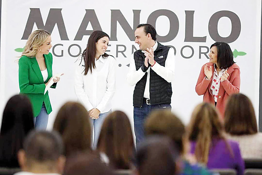Manolo Jiménez Salinas, tuvo evento en Torreón. Acompañado por su esposa, Paola Rodríguez López, y por su mamá, Liliana Salinas Valdés