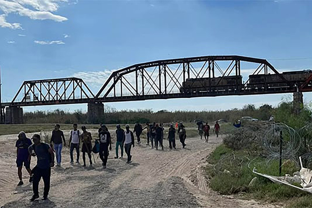 Eagle Pass extiende emergencia por migrantes; puente fronterizo seguirá ...
