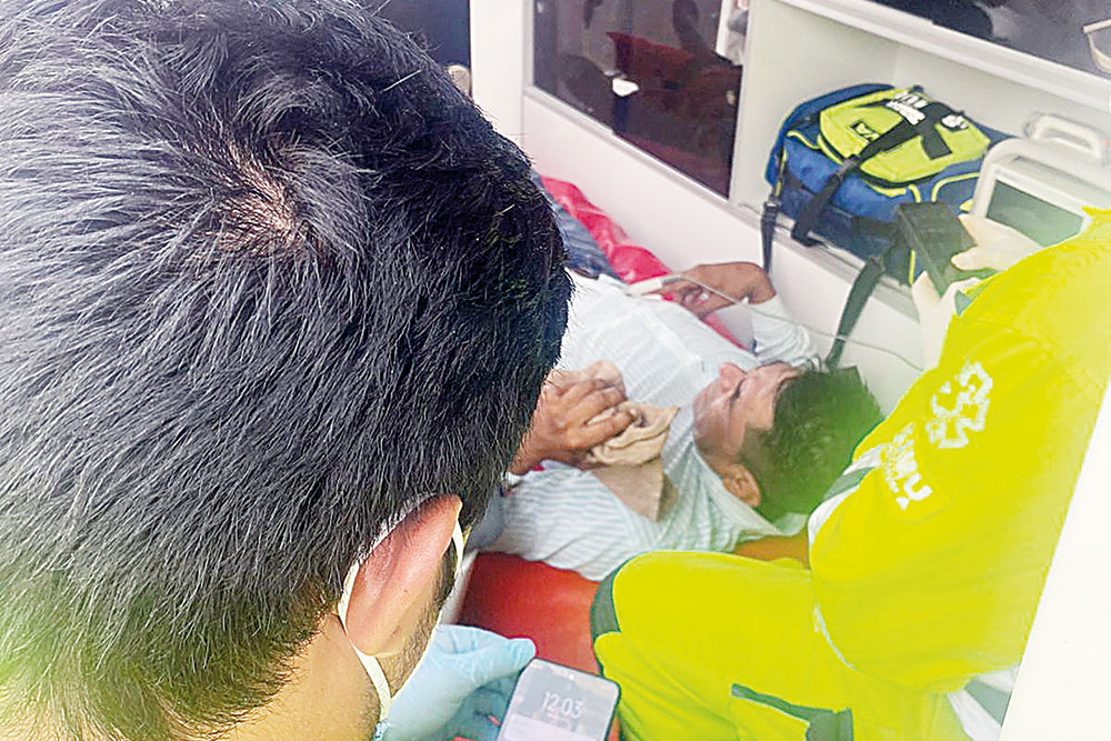 Un motociclista fue embestido por una camioneta tipo Estaquitas, que tras impactarlo huyó de lugar dejando al joven repartidor de comida con contusio