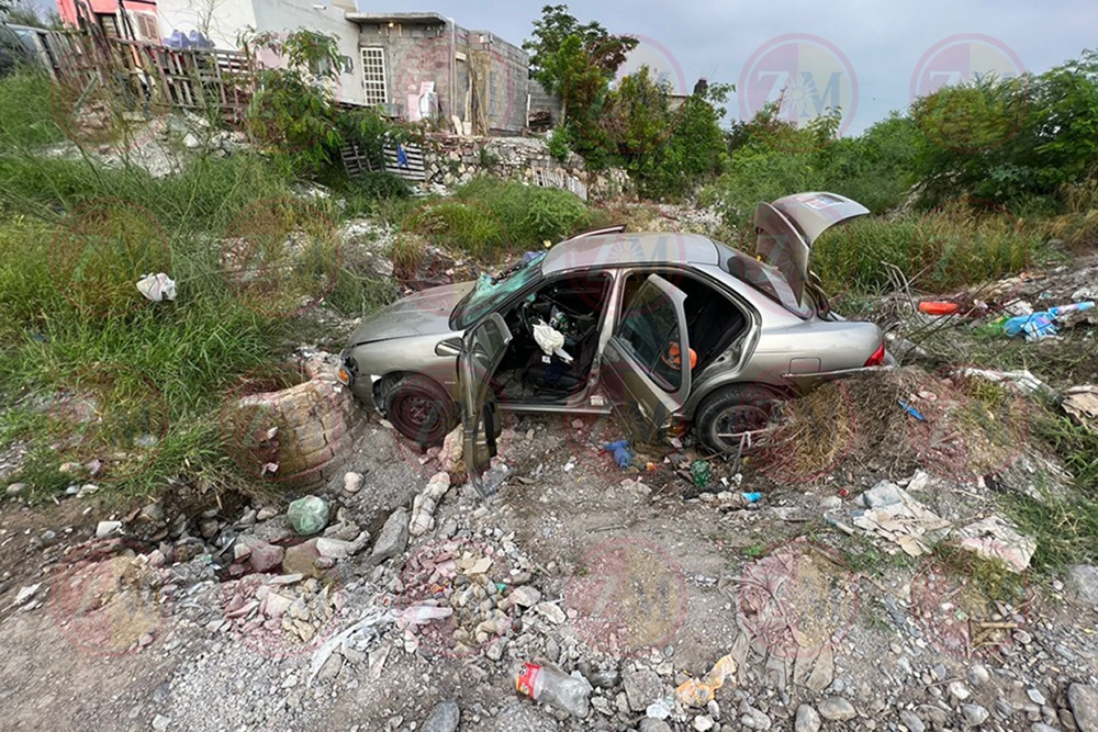 Elementos escucharon las versiones de los vecinos, quienes aseguraron que el chofer salió del camino y se proyectó contra un pequeño arroyo.