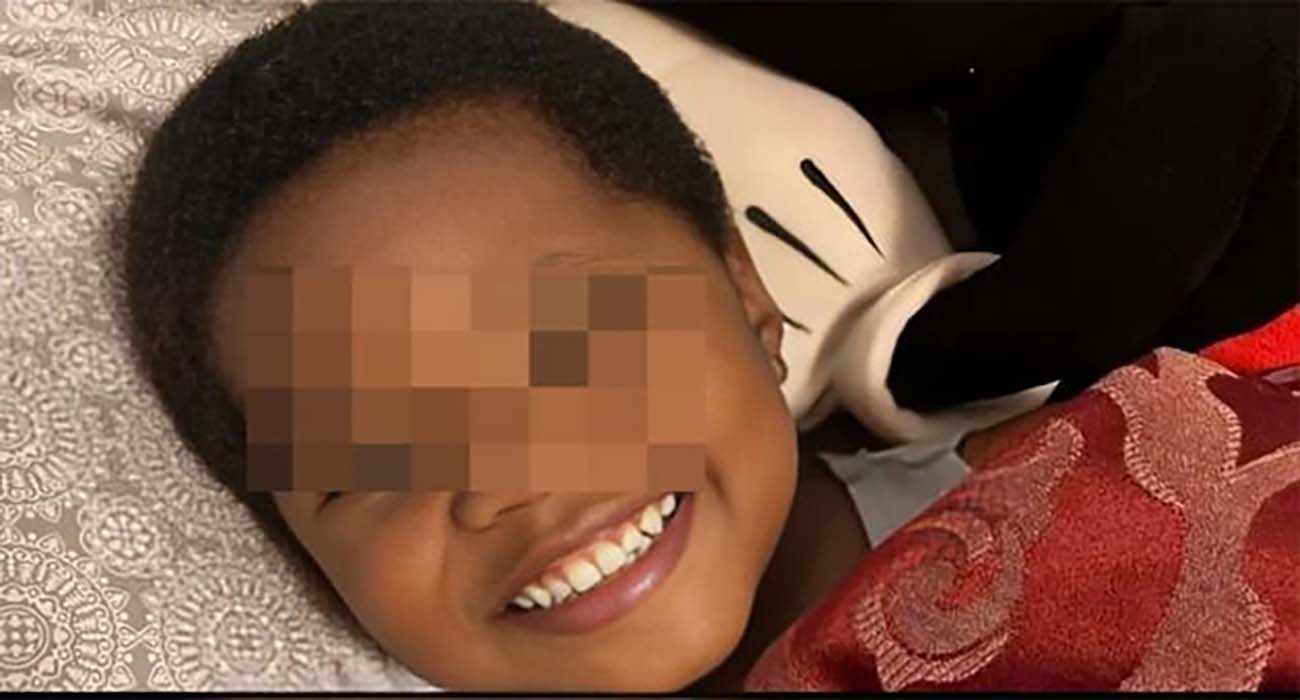 Madre adoptiva mata a su hijo de 5 años y lo arroja a un desagüe en ...