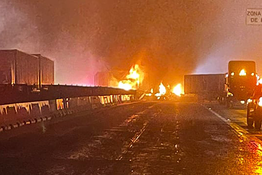 Accidente e incendio de tráileres provoca el cierre de la autopista ...