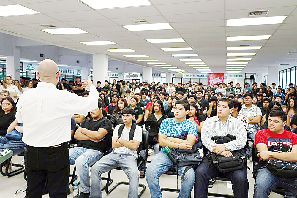 Dan bienvenida a nuevos estudiantes de la UTRCC - Zócalo