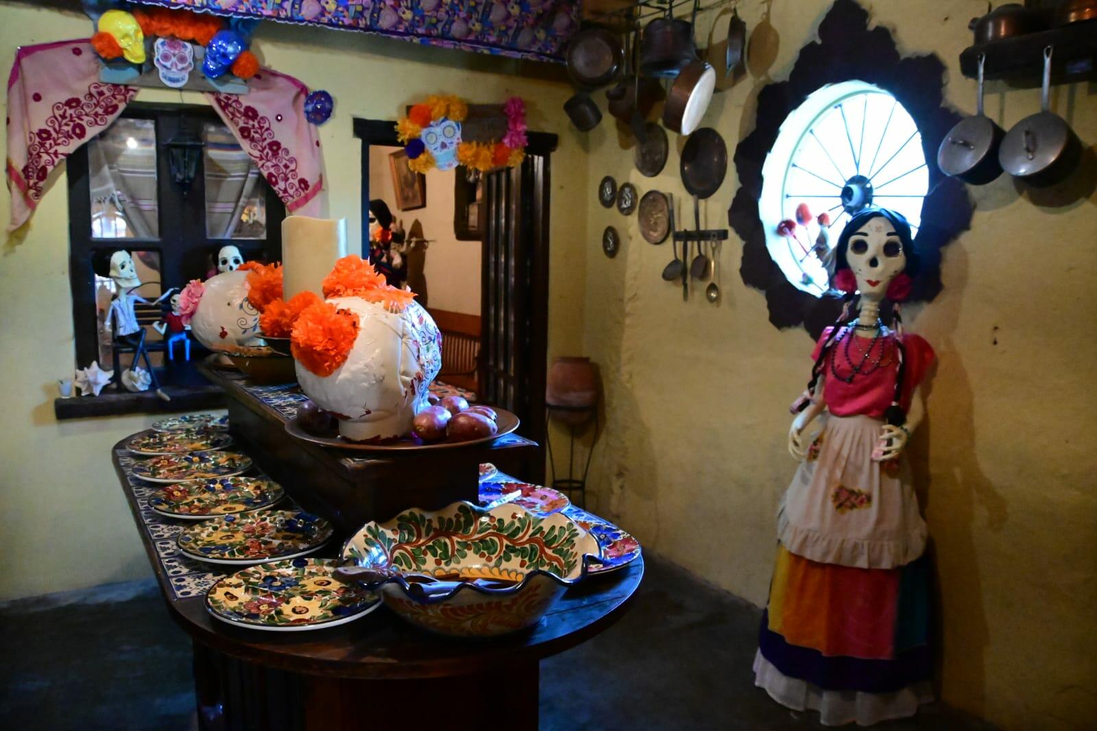 La exposición, que estará abierta hasta el 3 de noviembre en un horario de 10:00 a 22:00 horas, presenta una variada colección de Catrinas y Catrin