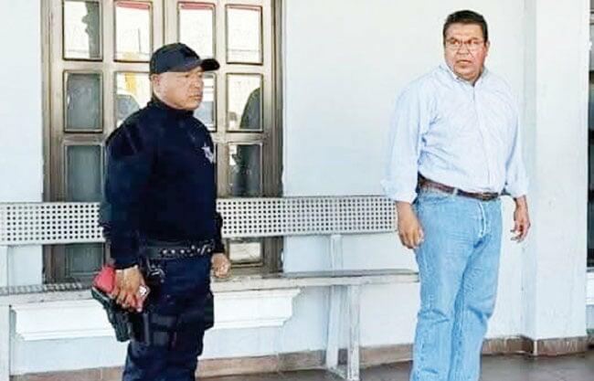 Afirman que no los contrataron y el director interino les vendió uniformes y municiones a precios exagerados.