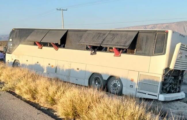 Camión de pasajeros sufre accidente en carretera de Coahuila; mueren dos personas