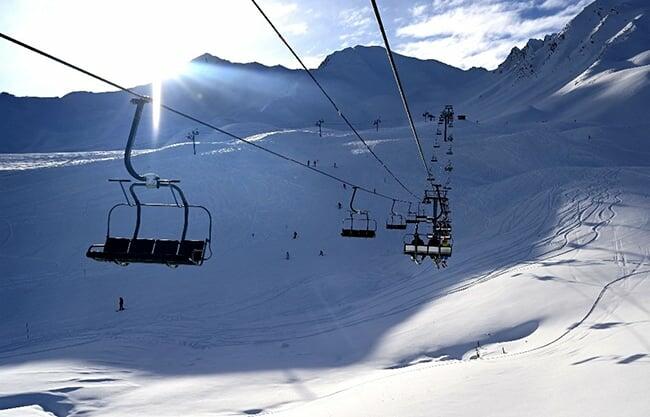 Rescatan a 240 esquiadores varados en telesillas en los Alpes franceses