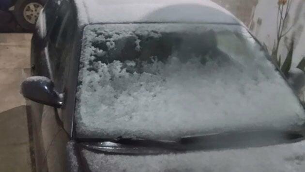 ¿Cómo quitar el hielo del parabrisas de un auto?