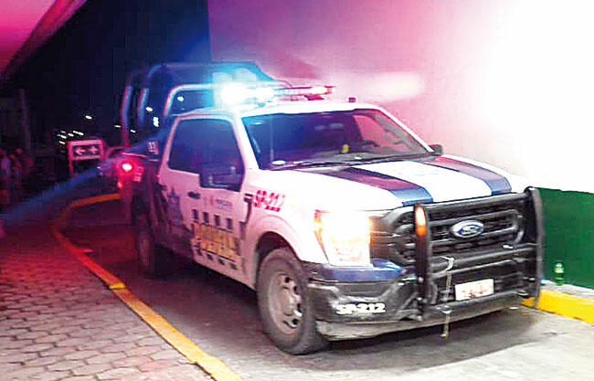 Ataca indigente a policías por ofrecerle llevarlo a un albergue