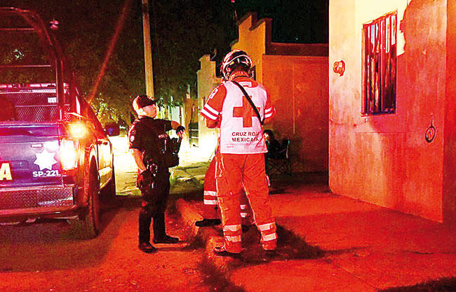 La noche de ayer, elementos de Seguridad Pública y paramédicos de la Cruz Roja, se movilizaron hasta las calles de la colonia Colinas de Santiago.