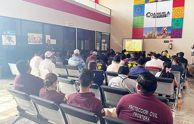 Elementos de Bomberos y Protección Civil de diversos municipios de la región Centro de Coahuila iniciaron un curso de capacitación.