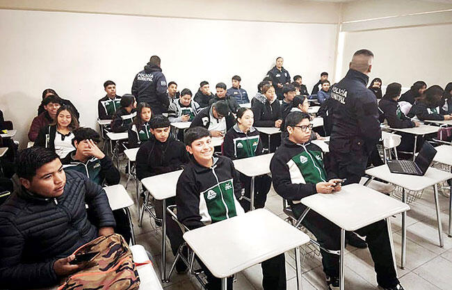 Imparten conferencia sobre vandalismo Policía Escolar y Violeta de Frontera