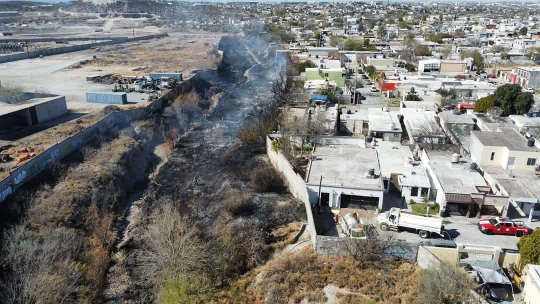 Arde predio en la Ciudad Deportiva; evacúan a vecinos