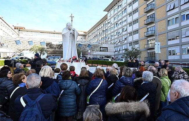 El Papa pasa noche tranquila en el Gemelli; se esperan resultados de tomografía computarizada