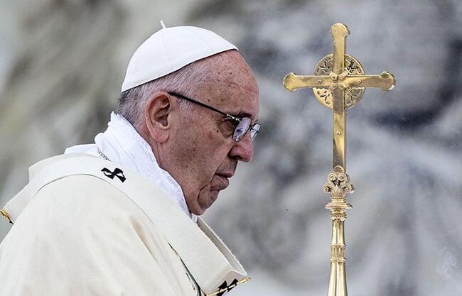 El papa Francisco sigue estable y continúa gradualmente su mejoría