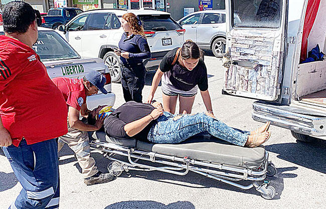 Un taxi se interpuso en el camino de una camioneta, provocando lesiones a una mujer y dos menores de edad.