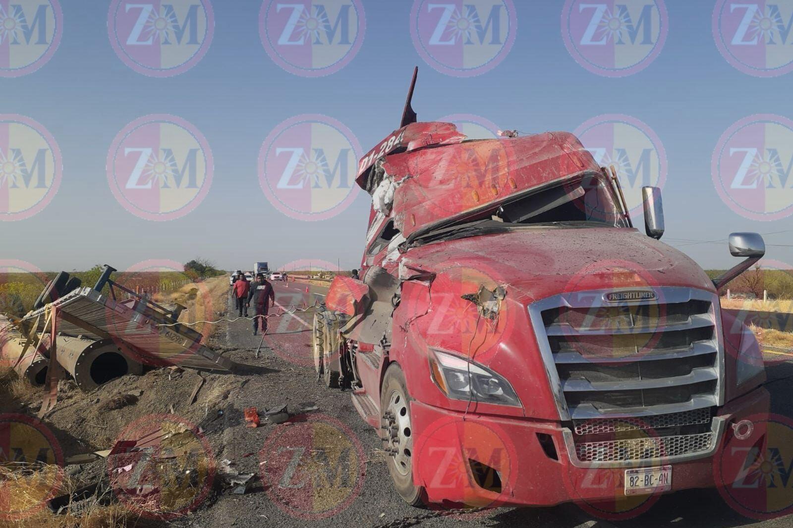 Vuelca tráiler con tubos de acero en Carretera 57