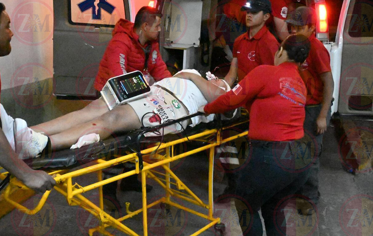 Provoca ganado volcadura en Castaños; dos heridos