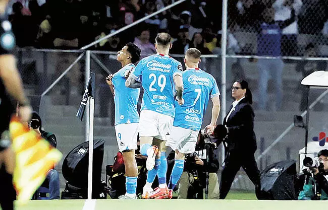 Cruz Azul necesitó de un Ángel para vencer al América y meterse a la Semifinal de la Copa de Campeones de la Concacaf.