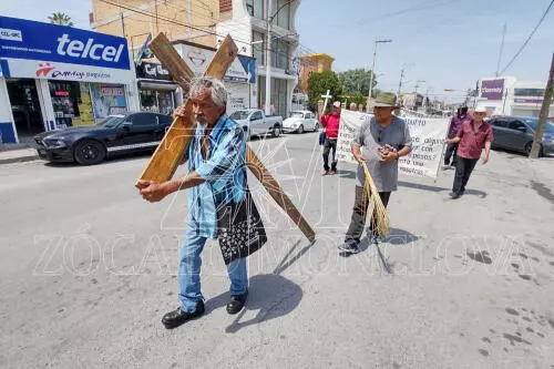 Integrantes del Movimiento de Lucha por una Pensión Justa, realizaron este viernes santo una protesta simbólica, marchando con cruces y un ataúd qu