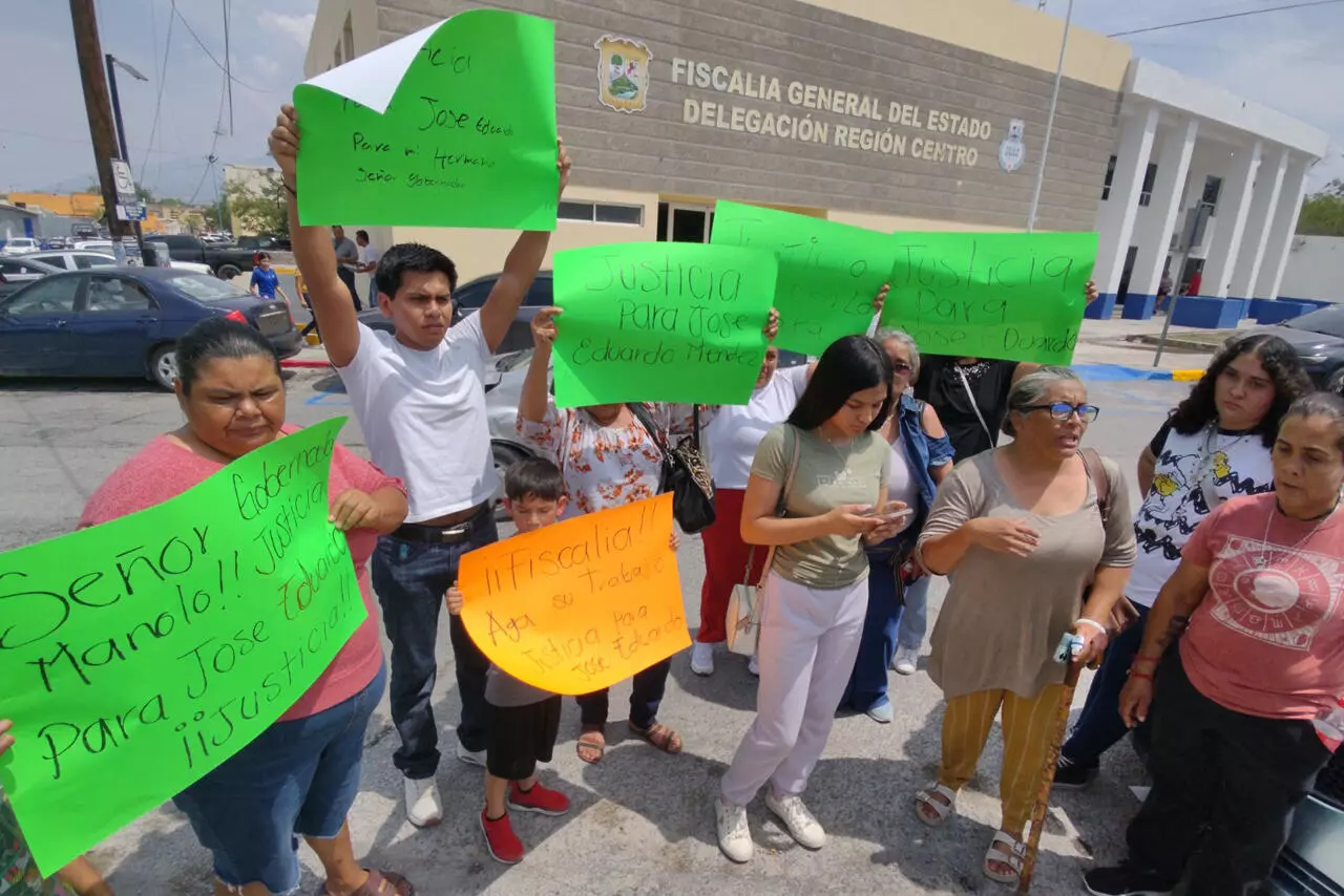Familiares de José Eduardo Méndez, el jovencito que fue atropellado este miércoles en la colonia Las Flores, realizaron una protesta al exterior de