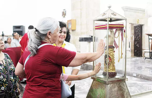 Fieles católicos, visiblemente emocionados, recibieron con fervor la sagrada pieza.