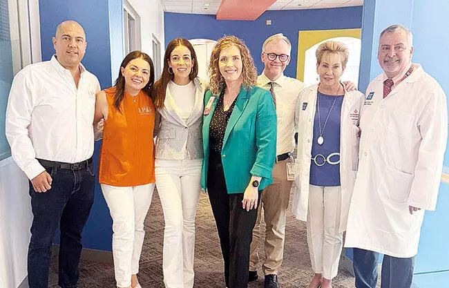 Paola Rodríguez, presidenta honoraria, se reúne con directivos del Texas Children’s Hospital.