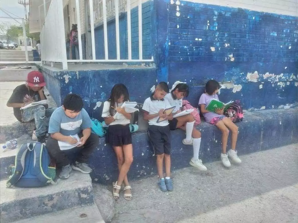  Alumnos de la Escuela José García Rodríguez toman sus clases en el exterior de las aulas, ante la falta de luz y de aire acondicionado, el cual se