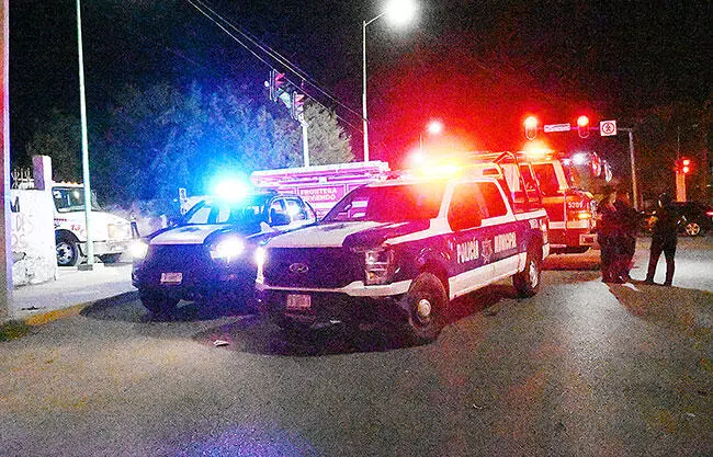 Los oficiales no lograron frenar a tiempo, lo que provocó el impacto.