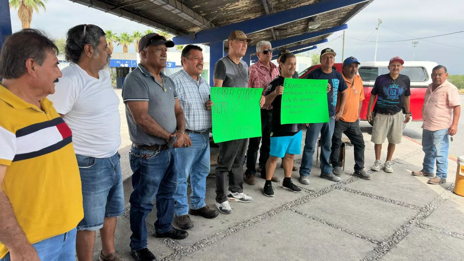 Desde las puertas de la acerera en Monclova, obreros como Carlos Rosales y José Juan Alvarado denuncian la falta de soluciones concretas por parte de