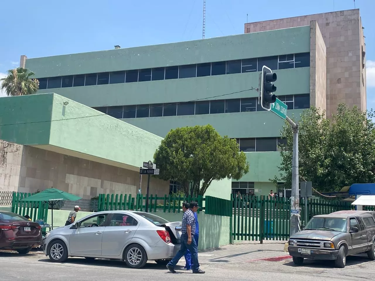  Trabajadores de la Clínica 7 del Instituto Mexicano del Seguro Social continuaron hoy trabajando bajo protesta por las fallas en el aire acondiciona