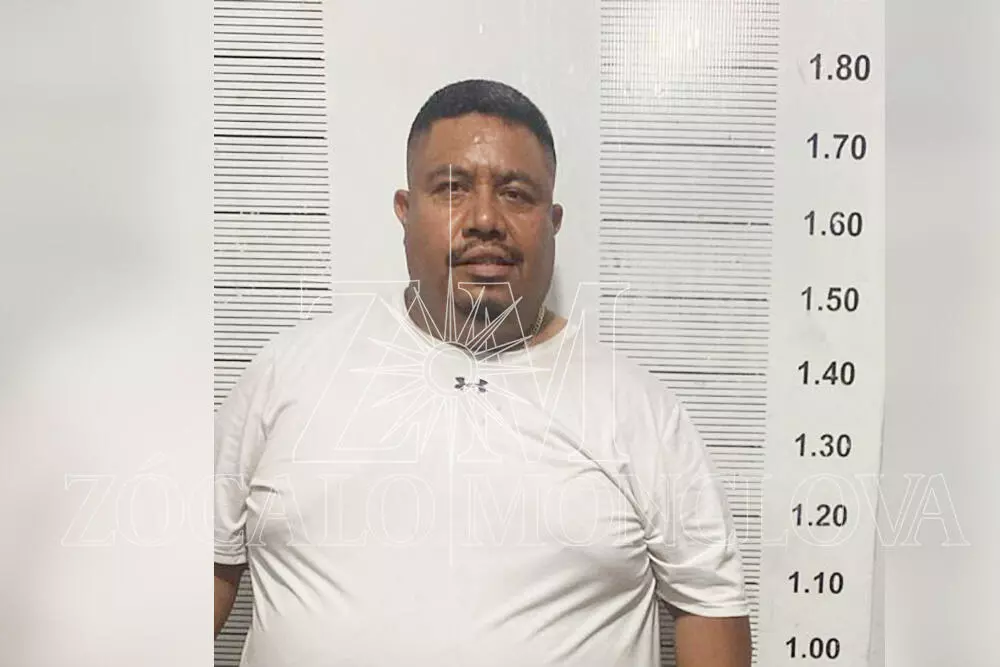 El ex funcionario intentó evadir la detención recordando su pasado político. 