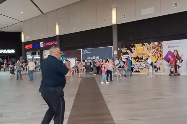 Una sección de un tragaluz de la pared del centro comercial Mall Paseo Monclova cayó como consecuencia de las intensas precipitaciones y granizo que