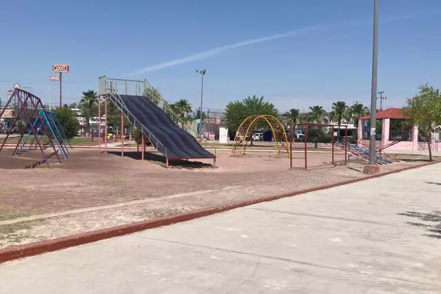 Con el objetivo de mejorar el orden y la seguridad en la Plaza de la Colonia Occidental, se retirará a los 12 puesteros que actualmente ocupan el ár