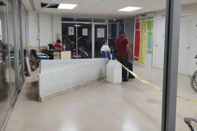 La secretaria general del sindicato del ISSSTE, Rosa Linda Castillo, informó que el área de urgencias del hospital sufrió daños a causa de las llu