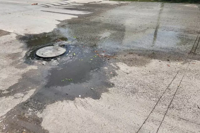 El incidente generó afectaciones en toda la vialidad, provocando la dispersión de aguas residuales con fuertes olores, lo que representa un riesgo p