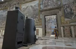 El Vaticano ha difundido esta mañana de sábado imágenes sobre los preparativos en esta monumental capilla vaticana