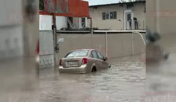 Algunos vehículos ya han quedado varados e incluso han comenzado a ser arrastrados por la corriente.