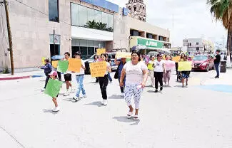 “Queremos resultados”, exigieron familiares y amigos del joven que permanece en Terapia Intensiva del IMSS.
