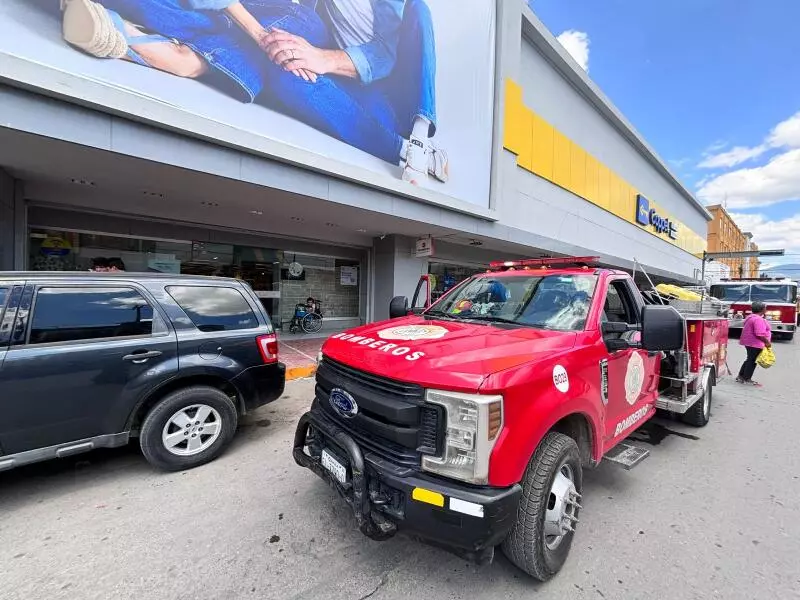 Elementos del Departamento de Bomberos acudieron de inmediato al lugar para controlar la situación y asegurarse de que no existiera riesgo mayor.