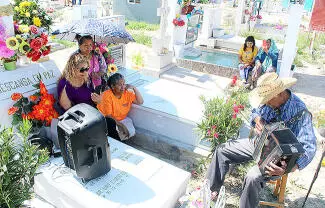 Familias completas acudieron a los cementerios para recordar a las madres que ya gozan de la paz y vida eterna.