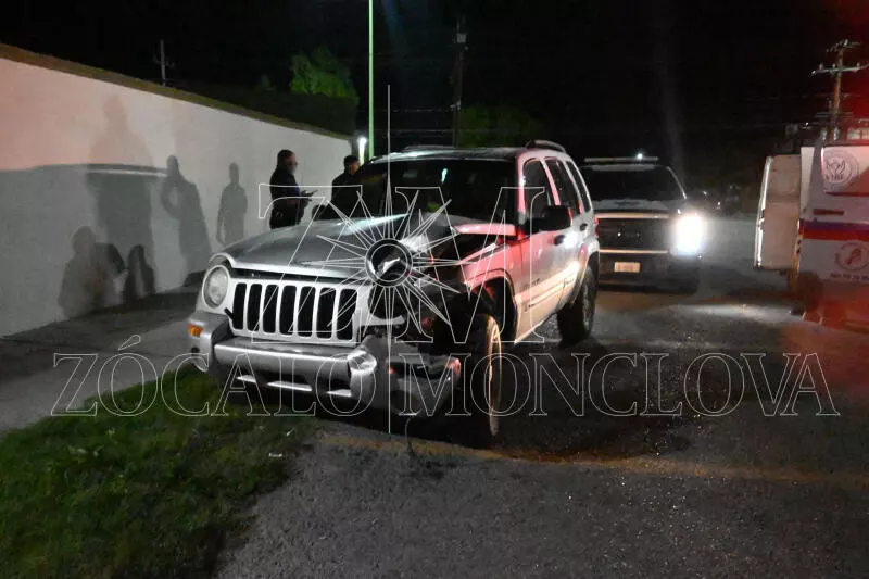  Un fuerte accidente de tránsito se registró durante la madrugada en la colonia La Sierrita, cuando un conductor imprudente que no respetó su vuelt