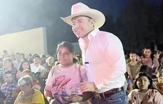 Armó un festival del Día de las Madres en el que no sólo repartió enseres domésticos, sino dinero en efectivo. 