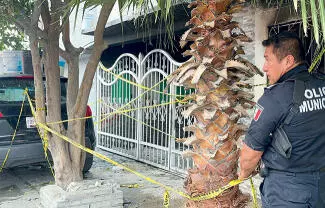 Advierte el pequeño Yahir a sus vecinos del siniestro mientras el incendio consume la vivienda donde residían 11 personas.