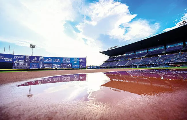 La tromba que azotó a “La Capital del Acero” la tarde ayer, dejó en muy malas condiciones el diamante del Estadio Kickapoo.