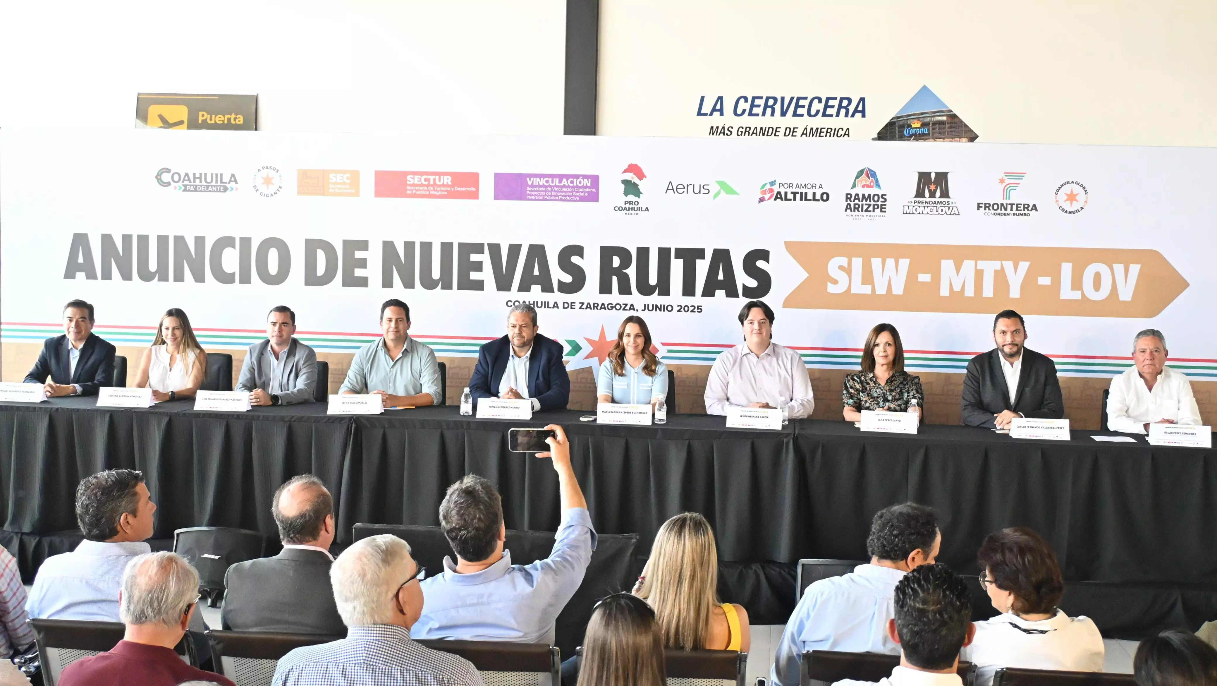 Gracias a la gestión del gobernador Manolo Jiménez y de la alcaldesa Sari Pérez Cantú, se reactivan los vuelos para la Región Centro de Coahuila.