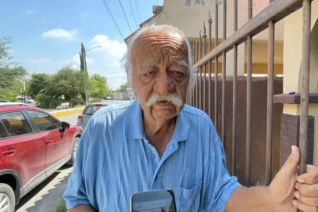 Los vecinos intentaron auxiliar con una manguera mientras llegaban los bomberos.