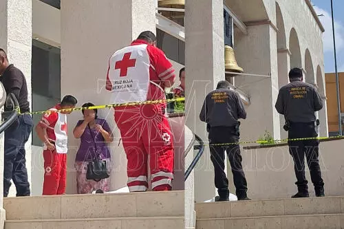 Junto a su esposa, el hombre subía las escaleras para ingresar a Presidencia, pero se desplomó antes de ingresar. 